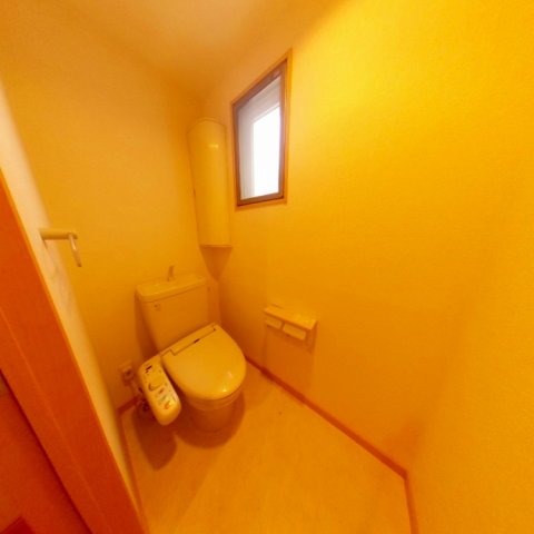 トイレ　落ち着いた色調のトイレです