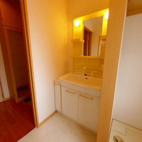 洗面設備　独立洗面台、小物を置くことができて便利です