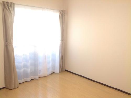 居室・リビング　明るい日差しが気持ちのいい空間。