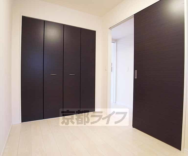 居室・リビング　白を基調としたシックな印象の室内