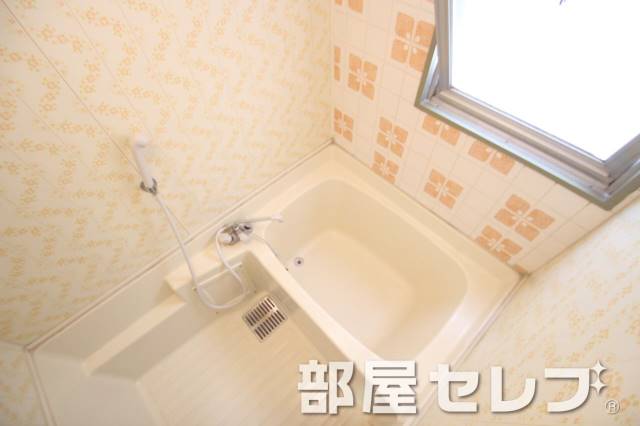 バス・シャワールーム　小窓があって換気充分。