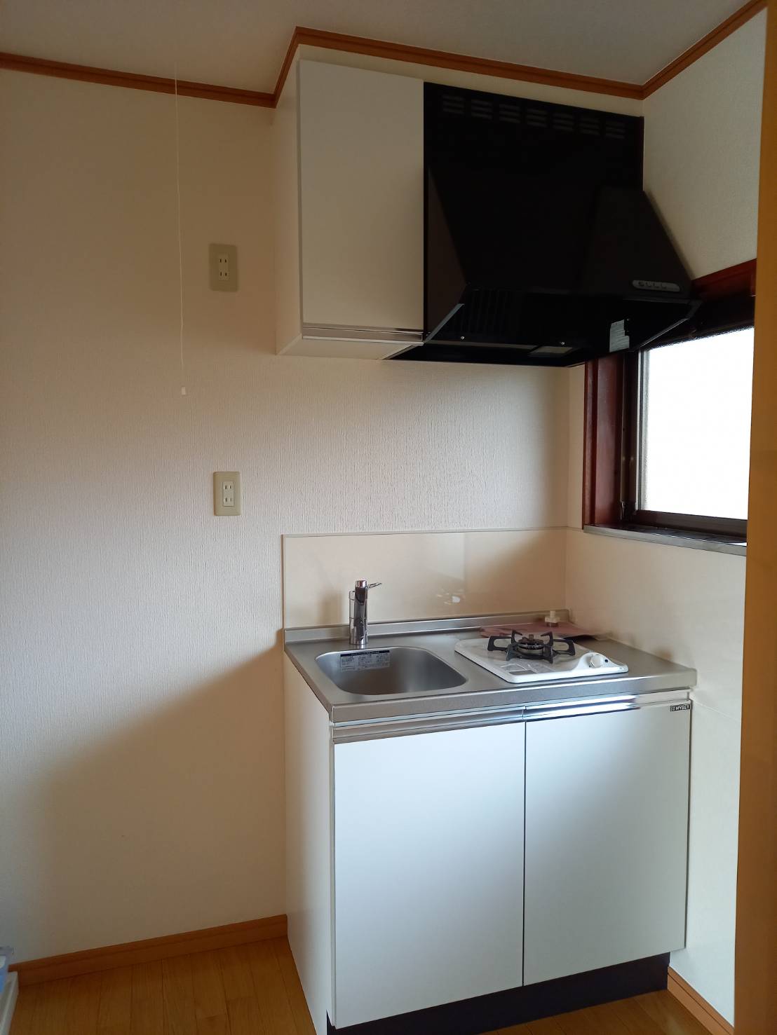 キッチン　窓があり明るいキッチン。1口コンロあります。