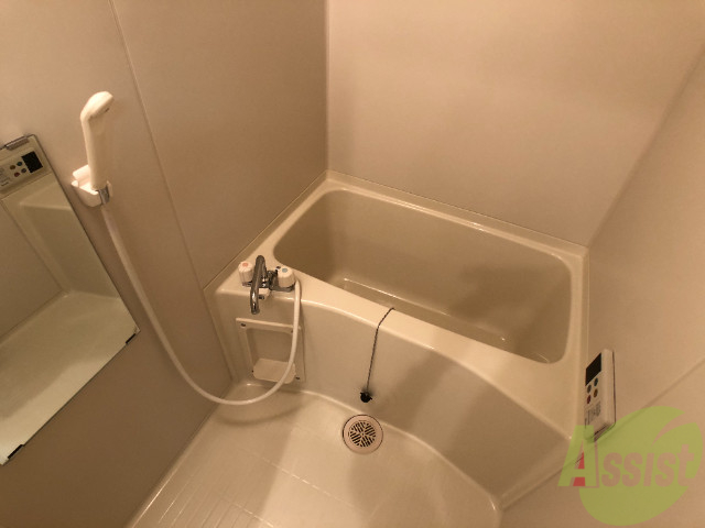 バス・シャワールーム　バスルームは狭すぎず、シャワーも浴びやすそうです。