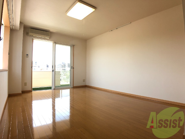 その他部屋・スペース　別の角度から洋室を撮影しました。日射しがあり明るい印象。