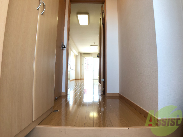 玄関　玄関の様子です。明るい印象ですね。気分もあがりそう。