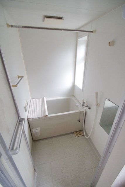 バス・シャワールーム　★窓付きお風呂です★