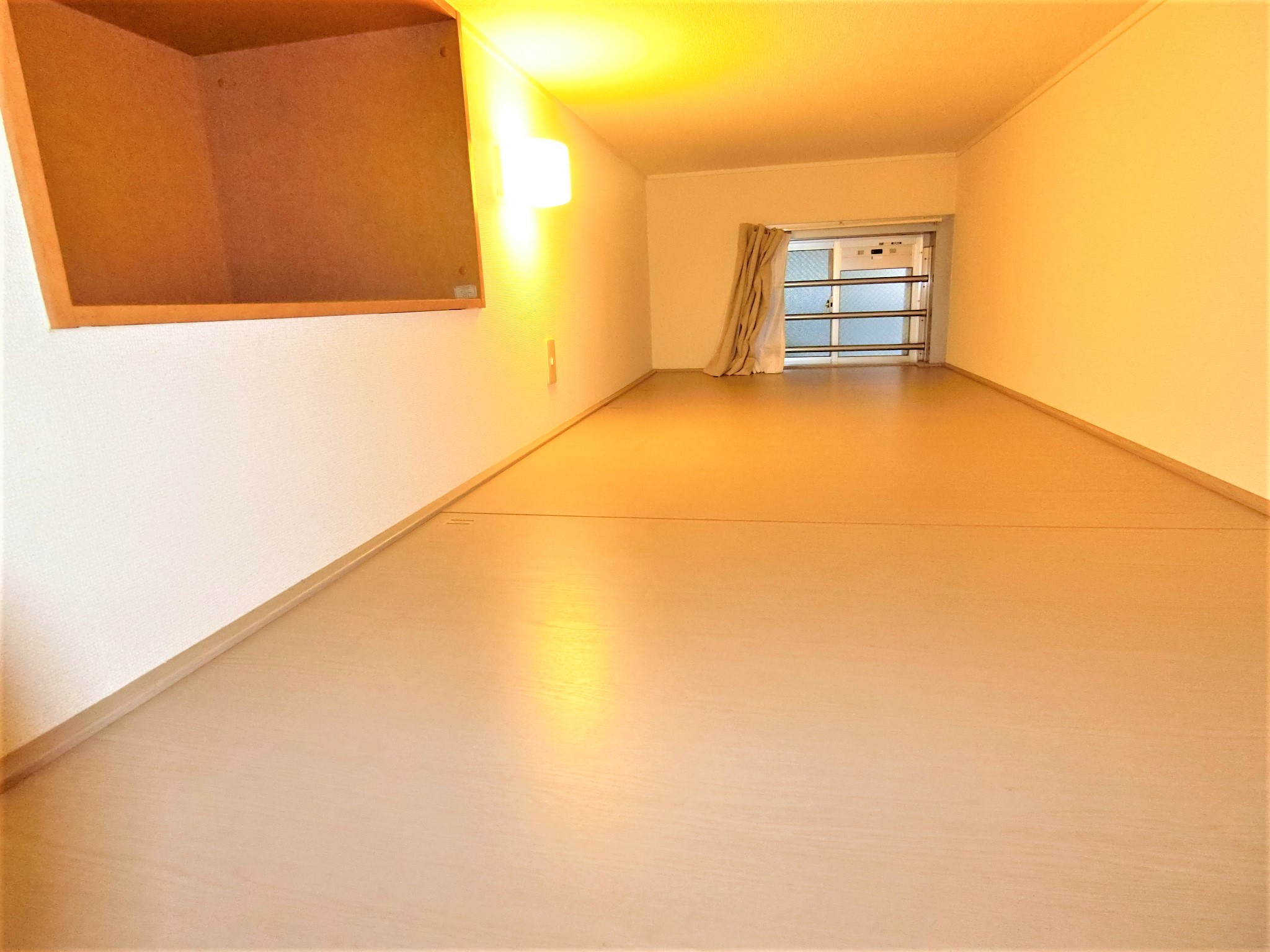 その他部屋・スペース　上部にベッドスペース（窓・テレビ置場・照明付）を完備です☆