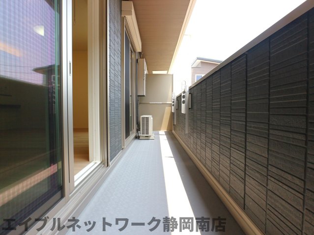 バルコニー　開放的で明るい空間を演出してくれるバルコニーです