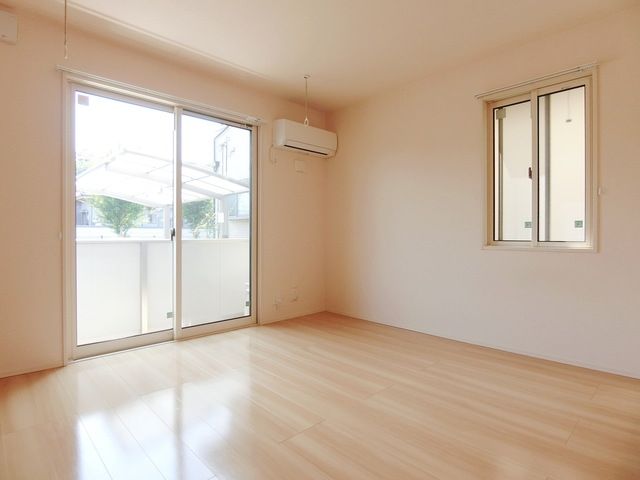 居室・リビング　☆側面窓は角部屋のみです☆