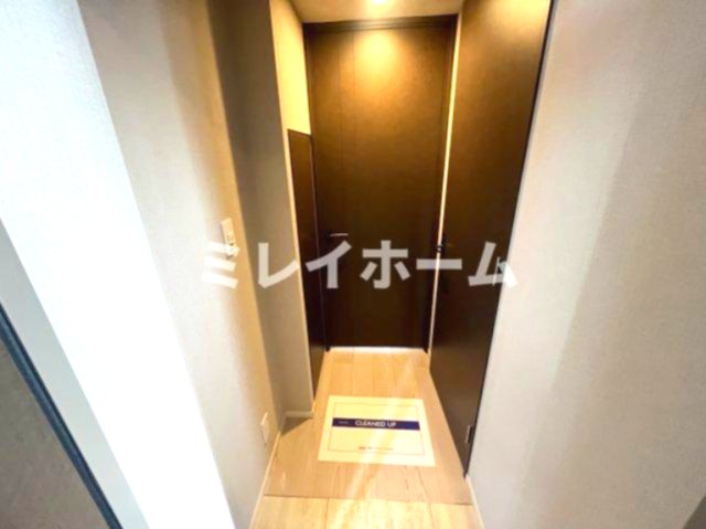 玄関　同建物内、別のお部屋の参考写真になります。