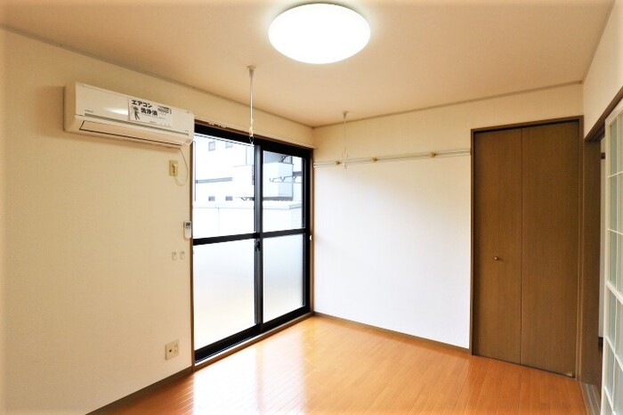 居室・リビング　こちらの居間で趣味の時間をお楽しみください