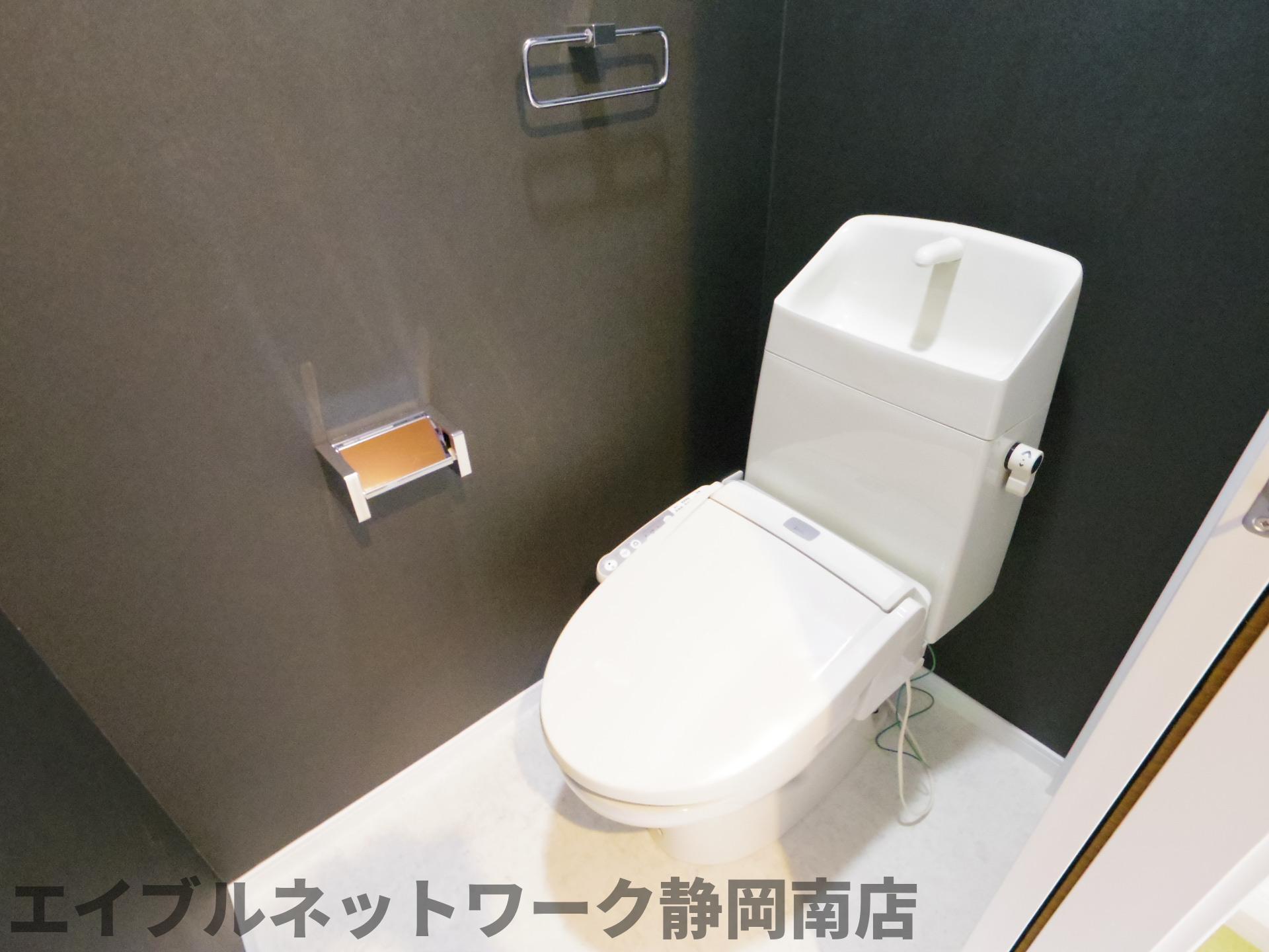 トイレ　ダークカラーのクロスでシックなトイレです。