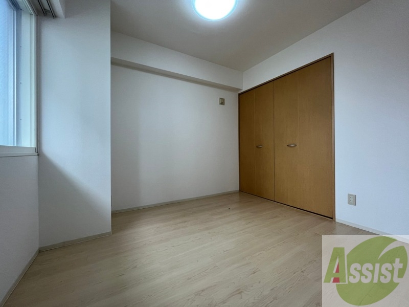 その他部屋・スペース　５．１帖の寝室です。温かみのあるお部屋です。