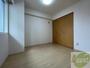 その他部屋・スペース　５．１帖の寝室です。温かみのあるお部屋です。