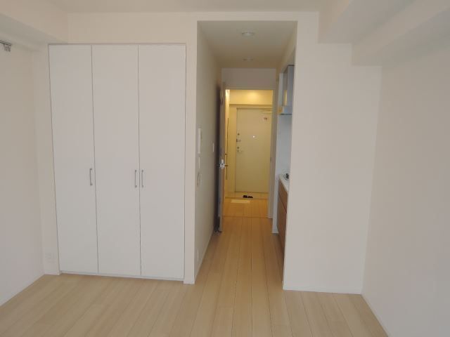 居室・リビング　白を基調としたお部屋です。