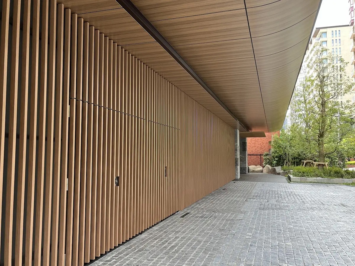 小学校　千代田区立麹町小学校（小学校）まで410m