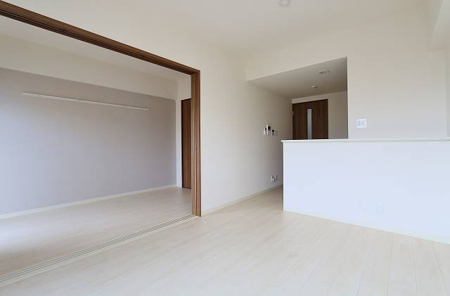 居室・リビング　白基調のオシャレなリビングです