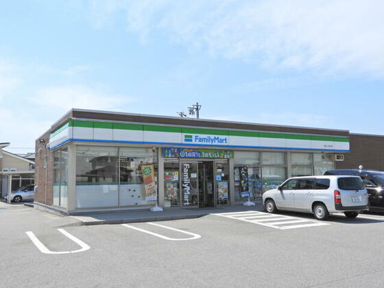 コンビニ　ファミリーマート（コンビニ）まで450m