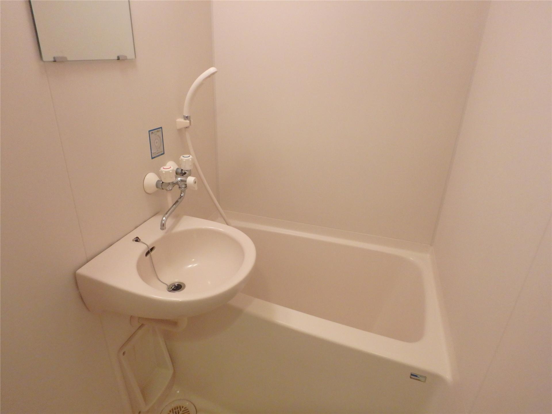 バス・シャワールーム　給湯式の浴室です