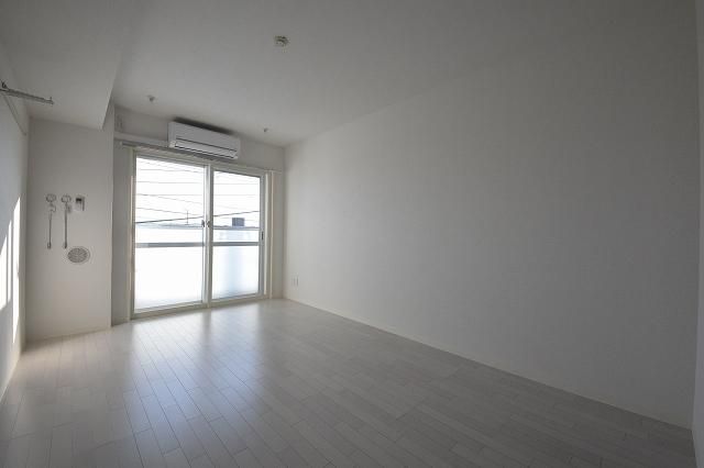 居室・リビング　★8.6帖の洋室・きれいなホワイトフローリングのお部屋です★