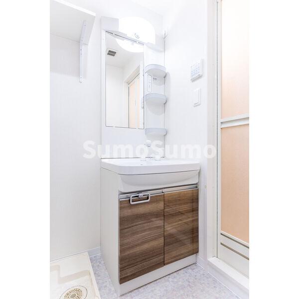 洗面設備　明るい洗面所です