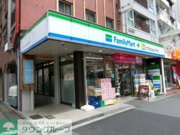 コンビニ　ファミリーマート＋クスリのヒグチ中野坂上（コンビニ）まで40m