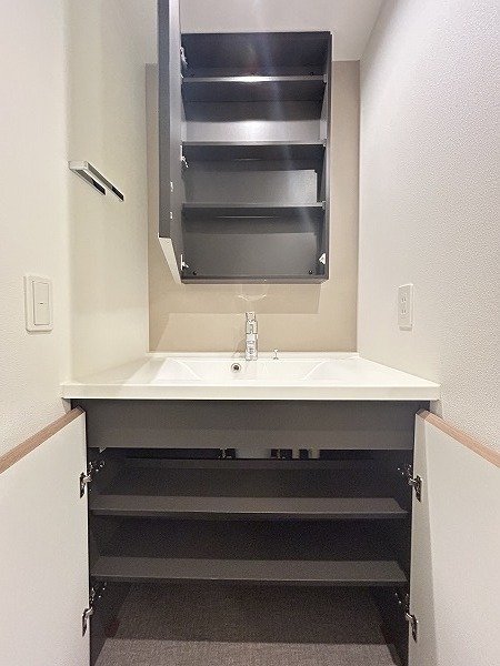 洗面設備　※写真は類似間取り別部屋。色味等異なる場合があります。