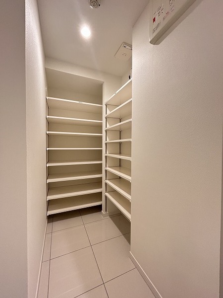 玄関　※写真は類似間取り別部屋。色味等異なる場合があります。