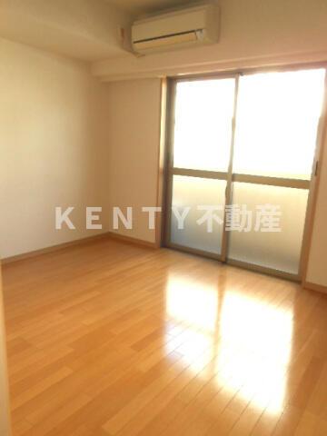 その他部屋・スペース　開放的な寝室です