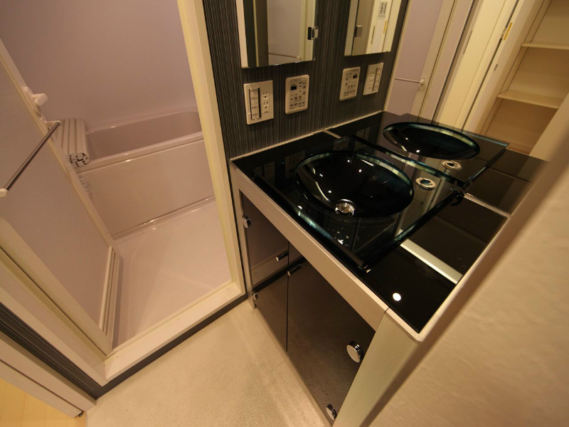 洗面設備　脱衣所　オシャレな独立洗面台付　洗濯機ご用意できます