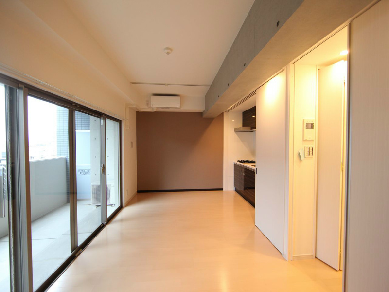 居室・リビング　洋室9.4帖　システムキッチン（2口ガスコンロ）