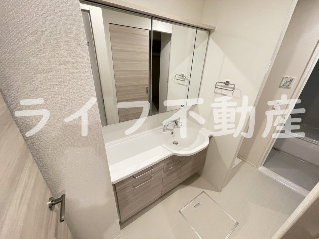 洗面設備　独立洗面台、朝の身支度には欠かせません