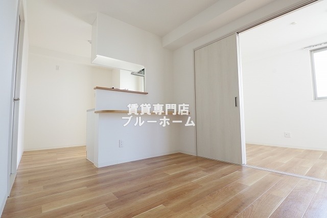 居室・リビング　リビングは広くカウンターキッチンあり！