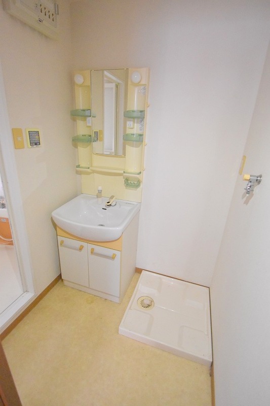 洗面設備　シャワー付き洗面化粧台