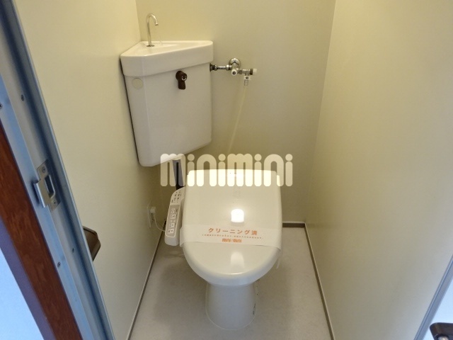 トイレ　人気の温水洗浄便座付きです