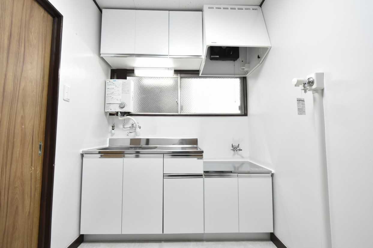 キッチン　窓があって明るいキッチン　ほぼ新品です