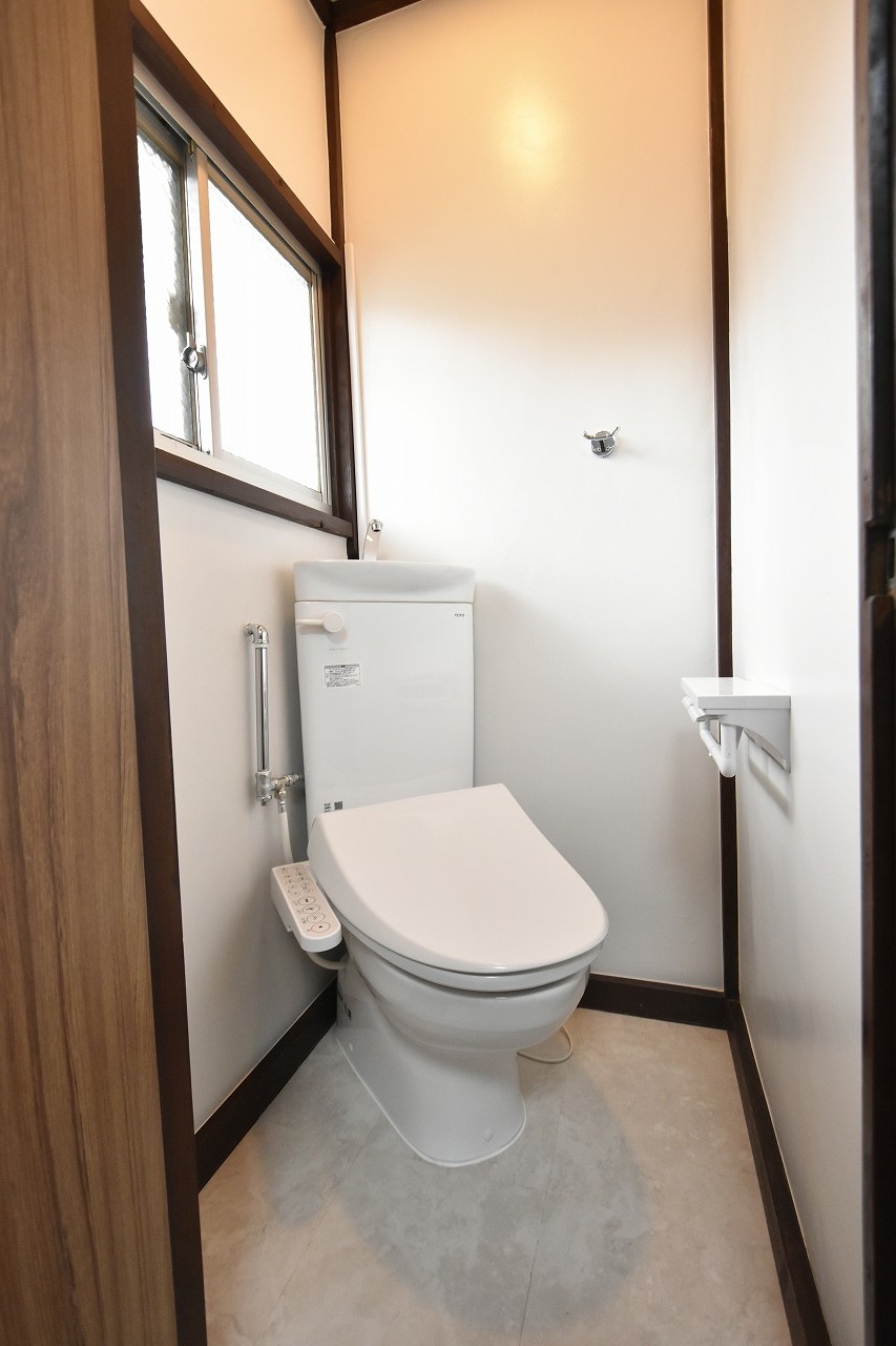 トイレ　ほぼ新品のウォシュレット付いてます　窓もありますよ
