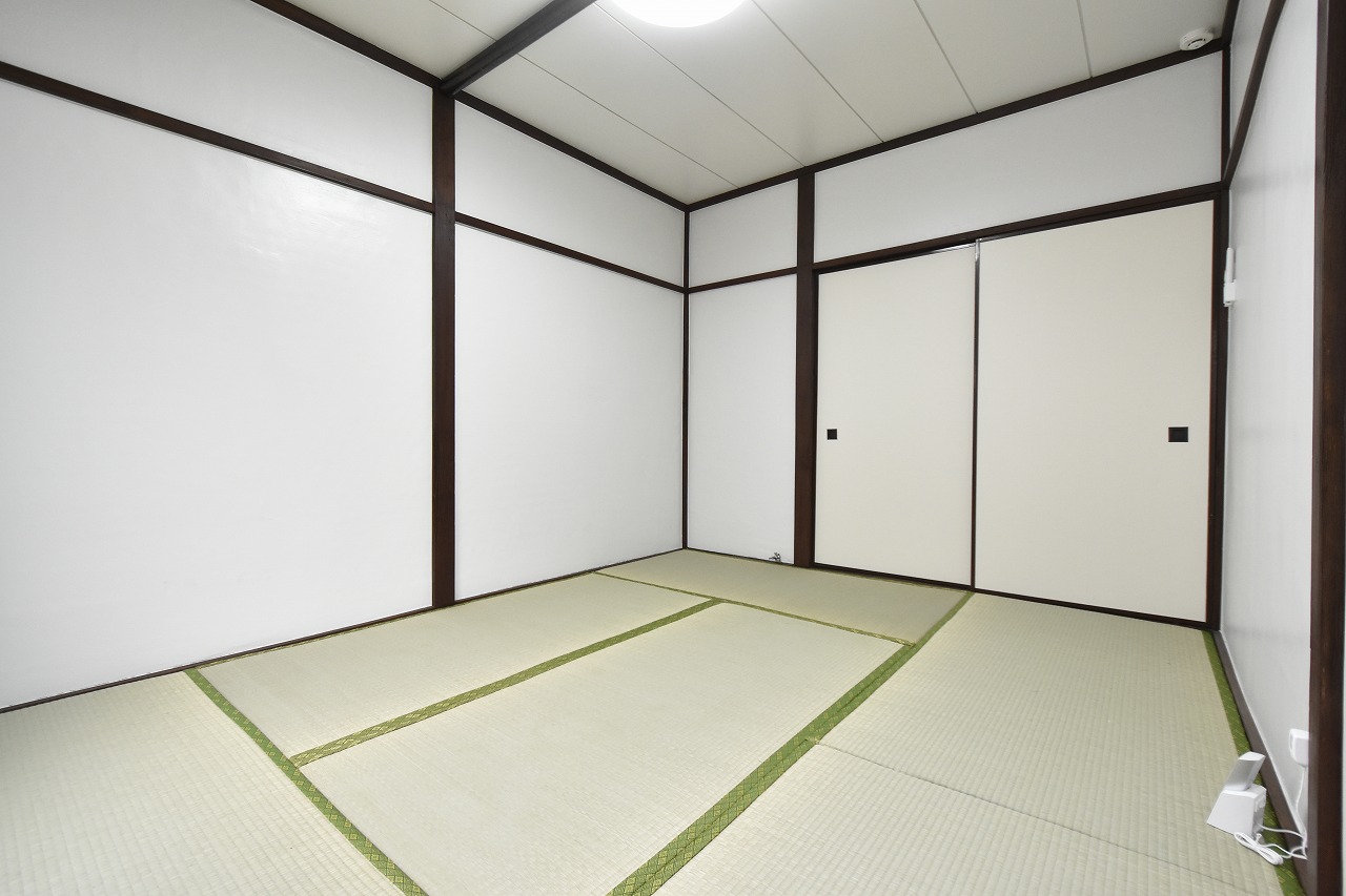 居室・リビング　明るい白基調のお部屋です