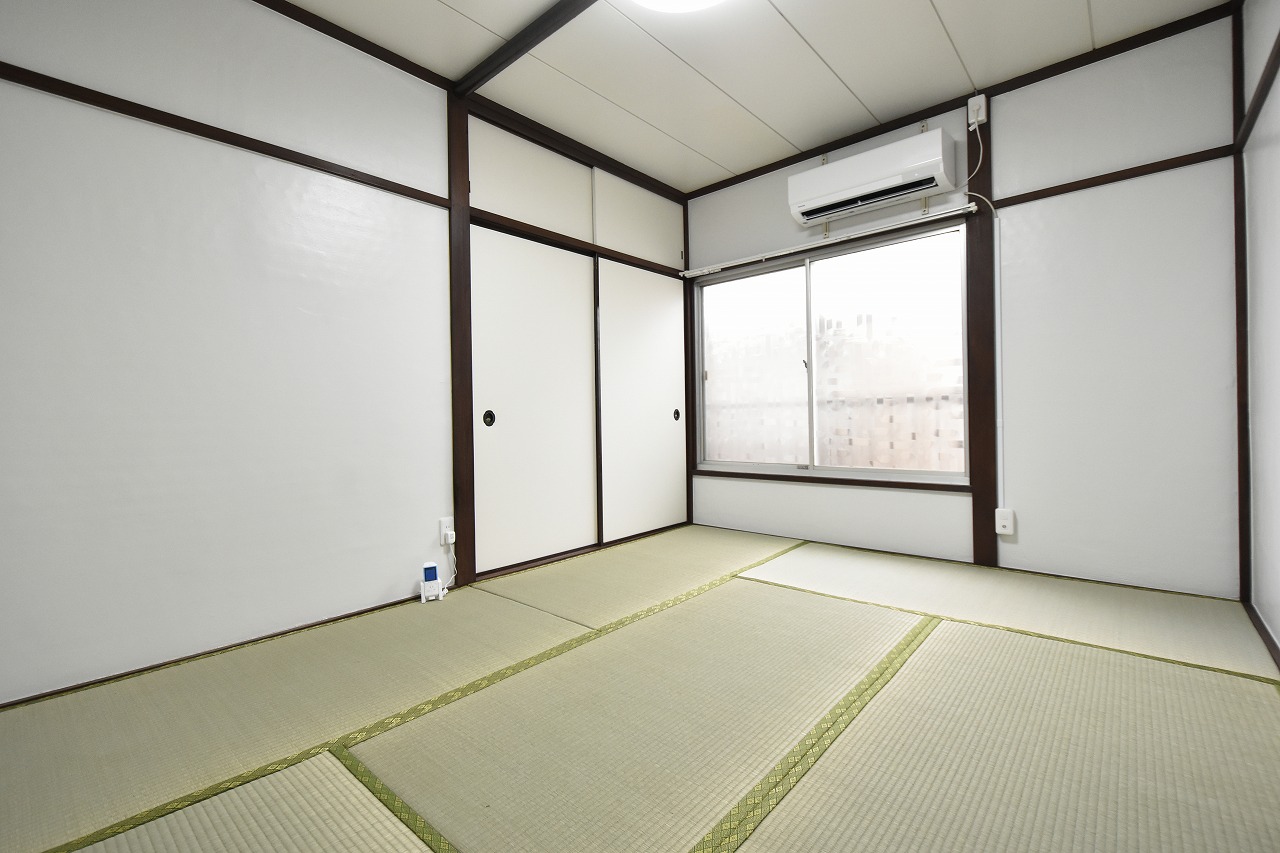 居室・リビング　壁は白基調で明るいお部屋です