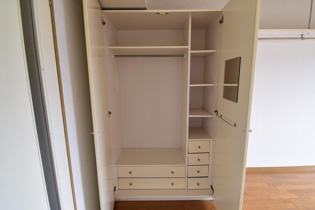 収納　※同建物の別のお部屋の写真です。