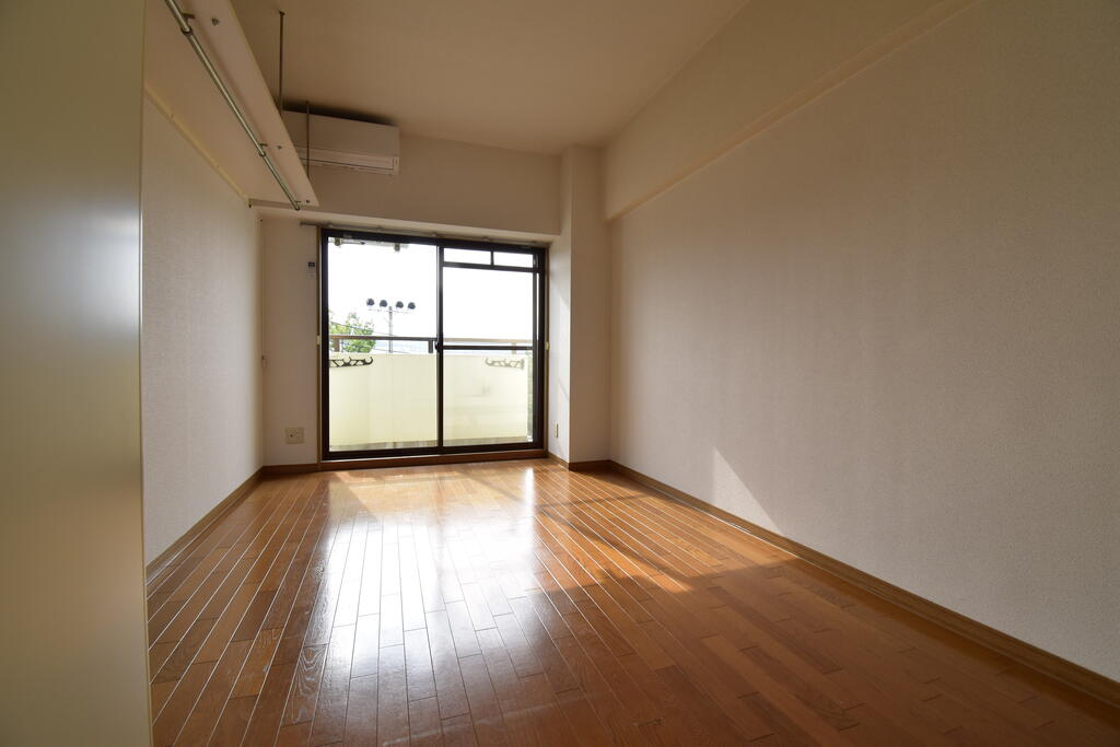 居室・リビング　※同建物の別のお部屋の写真です。