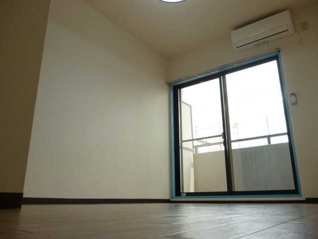 居室・リビング　明るいリビング