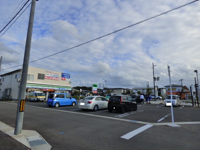 コンビニ　ファミリーマート秋田中央インター通店（コンビニ）まで261m