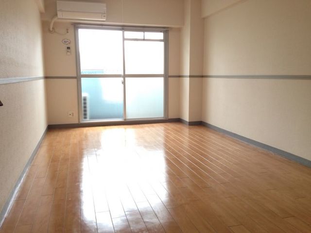 居室・リビング　南西向きで明るいです