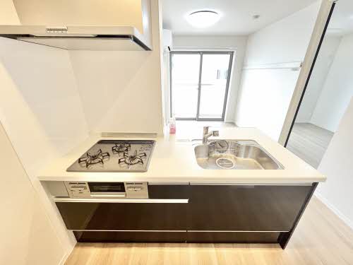 キッチン　※写真は同タイプの102号室で、実際とは異なる場合がございま