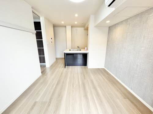 居室・リビング　※写真は同タイプの102号室で、実際とは異なる場合がございま