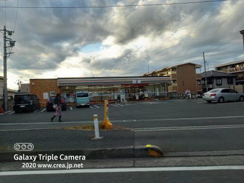 コンビニ　セブンイレブン（コンビニ）まで618m