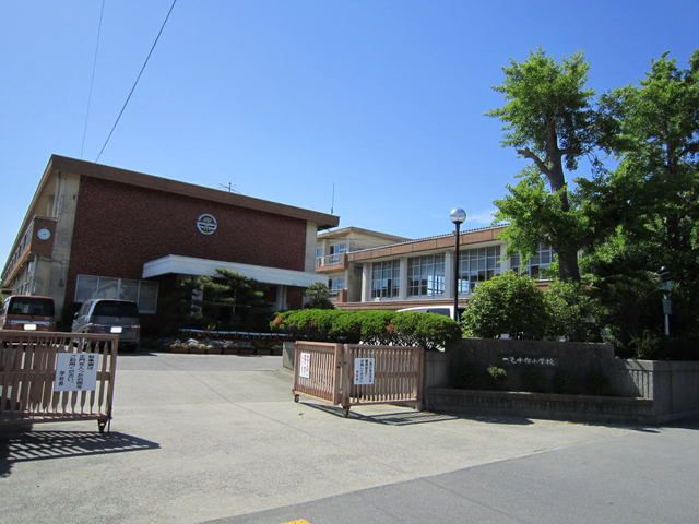 小学校　一色中部小学校（小学校）まで600m