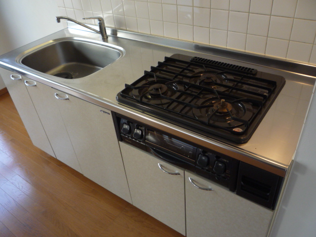 キッチン　システムキッチン　3口ガスコンロ、グリル付