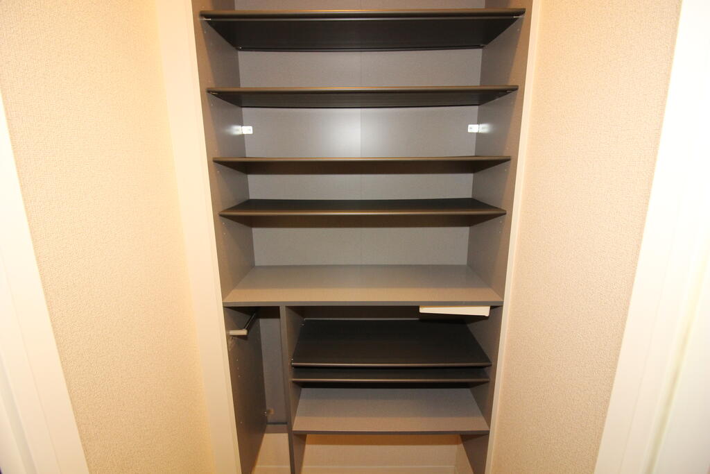 その他設備　玄関収納を撮影